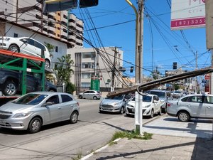 Caminhão-cegonha arrasta fio e derruba poste em muro na Jatiúca 