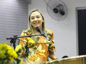 [Vídeo] Fernanda Cavalcanti antecipa férias escolares por conta do coronavírus