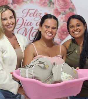 Prefeitura de Jequiá da Praia entrega enxovais para futuras mamães