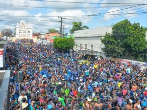 Bloco Tudo Azul mantém tradição e reúne milhares de foliões pelas ruas de Murici