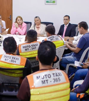 Prefeita Tia Júlia se reúne com mototaxistas para discutir regulamentação do serviço