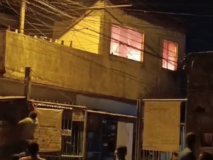 Incêndio destrói primeiro andar de casa no Clima Bom e casal perde tudo