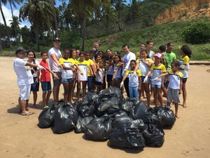 Crianças fazem mutirão de limpeza na Praia das Barreiras do Boqueirão