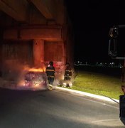 Veículo incendeia em viaduto na AL-101 Sul, na Barra de São Miguel