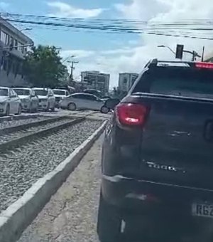 Interdição para demolir prédio no Jaraguá provoca congestionamento em Maceió