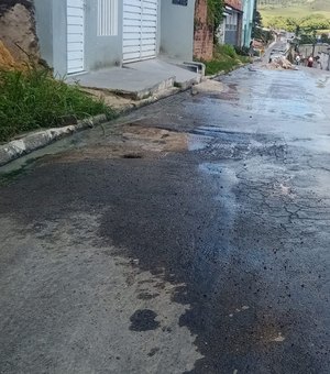 Tubulação se rompe em via pública e causa desperdício de água em Porto Calvo