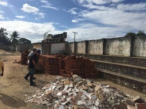 Prefeito de Anadia visita obras de reforma do Estádio Teixeirão