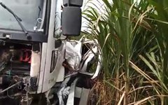 Carro de passeio ficou imprensado entre caminhão e mureta de proteção da pista