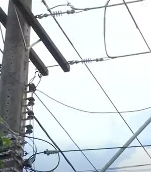 Suspeito de tentar furtar fios sofre choque elétrico e cai de poste em Maceió