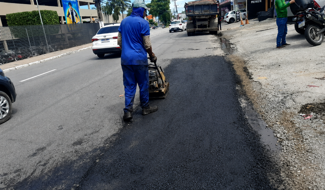 Operação Tapa-Buraco recupera trecho na Avenida Comendador Gustavo Paiva