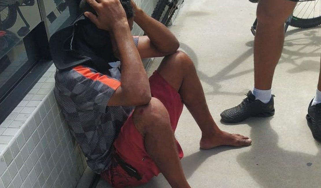Homem suspeito de assaltar mulher é preso no bairro da Ponta Verde