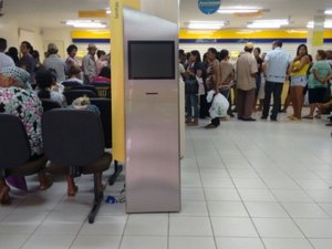 Correios permanecem com máquina quebrada e filas