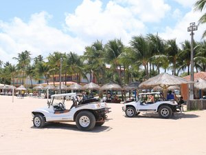 Carro é arrombando na Praia do Burgalhau e criminosos furtam iPhone e bolsas