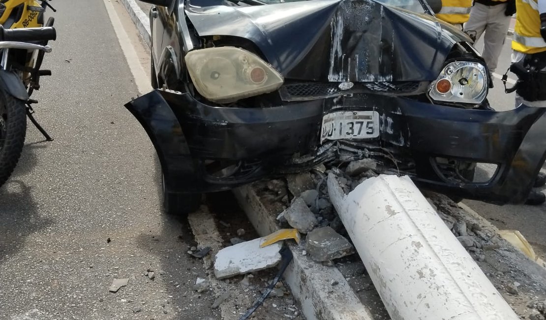 Condutora foge após derrubar poste na Avenida Cachoeira do Meirim