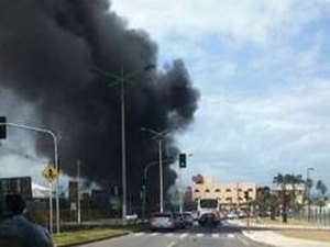 Incêndio em galpão provoca nuvens de fumaça em  Maceió