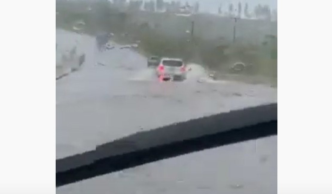 [Vídeo] Chuva forte alaga trechos da BR-101 em Teotônio Vilela