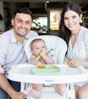 Mano Walter e Débora Silva celebram primeira papinha do filho: 'Tudo orgânico'