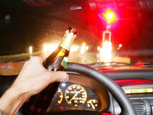 Homem dirige embriagado, causa acidente e acaba preso no bairro do Poço