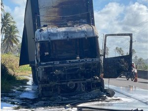Incêndio atinge carreta e provoca fumaça intensa na BR-349, em Marechal Deodoro