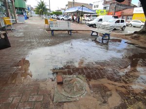 Encanação quebra e alaga praça no Centro de Maragogi