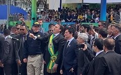 Com uma batuta na mão, Bolsonaro simula reger a banda militar que tocou no desfile de 7 de Setembro 