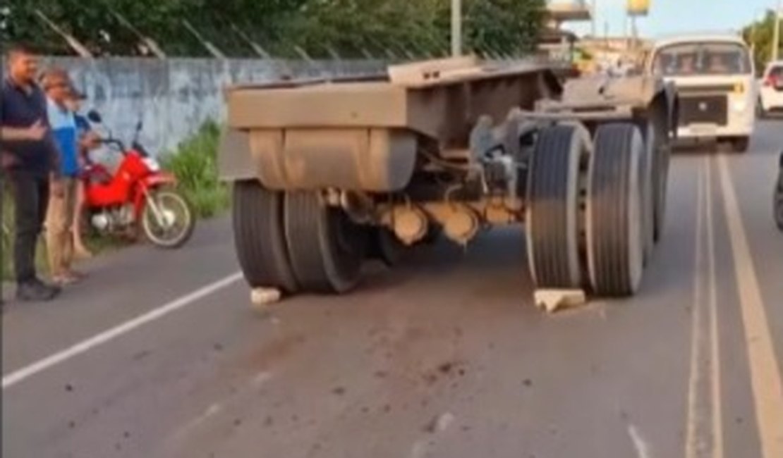 Carreta perde eixos traseiros na AL-110 em Taquarana; não houve feridos