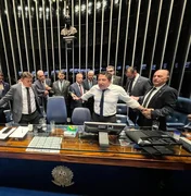 Senadores bolsonaristas se acorrentam em protesto contra prisão domiciliar de Bolsonaro