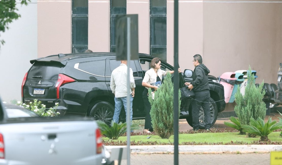 Michelle leva livros ao visitar Bolsonaro na PF, nesta terça feira