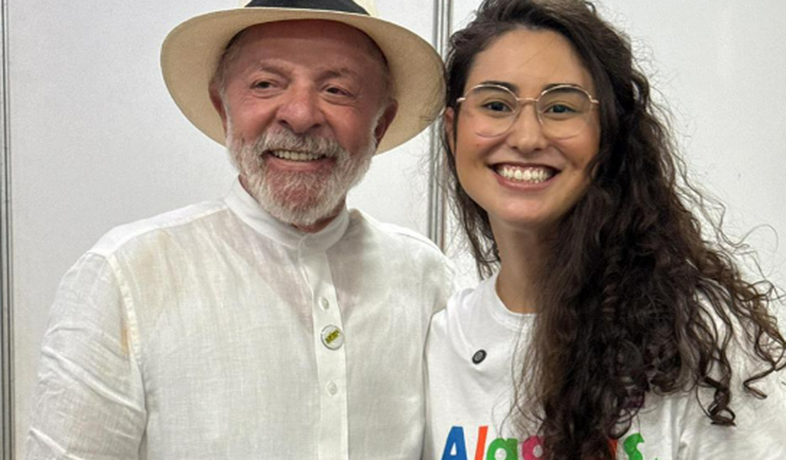 Teca Nelma participa com Lula da entrega do Minha Casa, Minha Vida, em Maceió