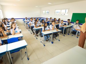 Governo de AL divulga edital de concurso público com 1.620 vagas para professor