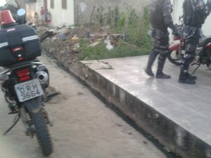 Motocicleta utilizada em assalto é encontrada em calçada no bairro São Luiz II