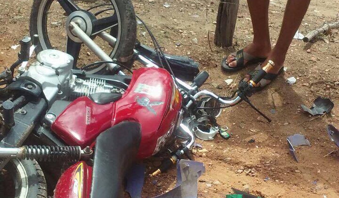 Colisão frontal de motocicletas deixa dois jovens gravemente feridos