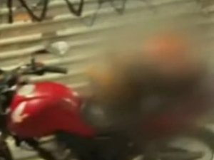 Motociclista morre ao colidir com placa durante perseguição policial em Maceió