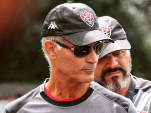 Técnico do Vitória desmente ter pedido demissão após revés