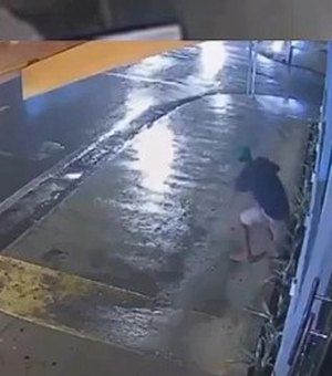 Homem invade pizzaria na Jatiúca durante a madrugada e furta celulares