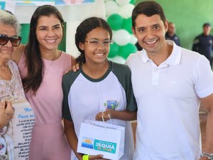 Prefeito Felipe Jatobá entrega 300 óculos a alunos da rede municipal
