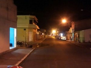 Assaltantes roubam pertences de funcionário e roupas em academia