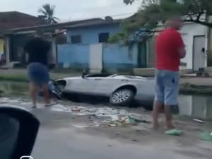 [Vídeo] Motorista supostamente embriagado perde o controle da direção ao observar acidente e cai em canal de esgoto