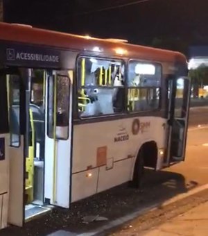 Ônibus é depredado por membros de torcida organizada na Serraria