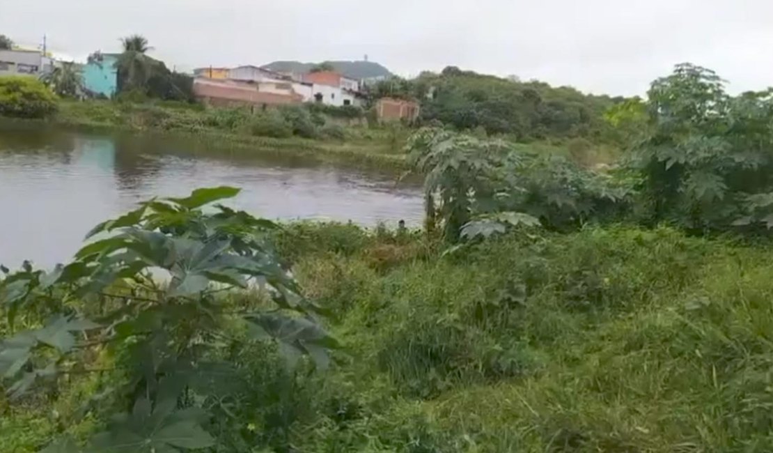 [Vídeo] Após quase 24 horas, buscas por adolescente que mergulhou no rio Ipanema continuam