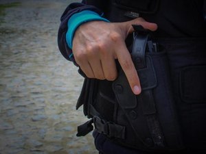 Policiais são presos em Fortaleza por extorquir traficante