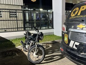 [Vídeo] Jovem é preso na Jatiúca acusado de roubo de motocicleta