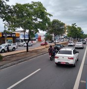 Caminhão quebra em avenida do Eixo Quartel e deixa trânsito lento no Farol