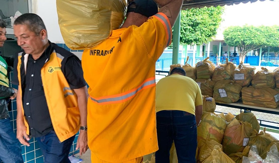 SMTT de Arapiraca entrega donativos a 45 famílias atingidas pela enchente em Limoeiro
