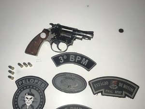 Durante festa, suspeito é preso com arma de fogo e munições 
