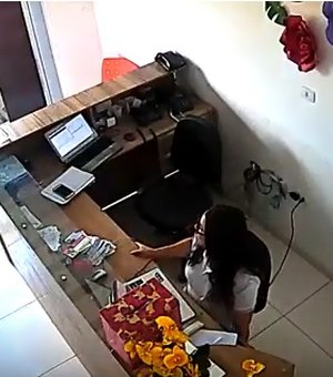 [Vídeo] Dupla assalta escritório de provedor de internet em Limoeiro de Anadia