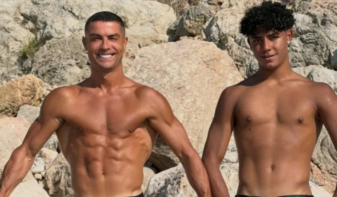 Ronaldo posa sem camisa com Cristianinho e faz provocação ao filho