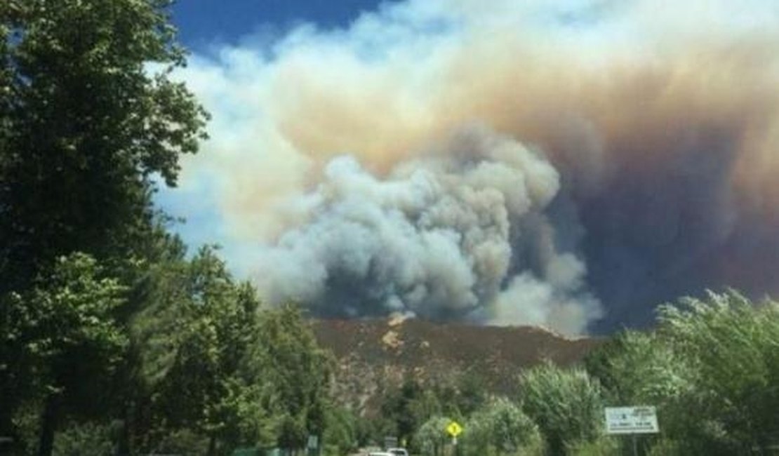 Incêndio na Califórnia desaloja mais de 80 mil e atinge comércio e residências