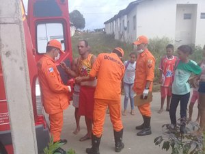 [Vídeo] Homem é esfaqueado nas costas dentro de casa em Palmeira dos Índios