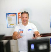 Renan Filho vota em Maceió e demonstra confiança em vitória no primeiro turno